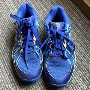 New Balance woman’s sneakers. Blue, 6.5